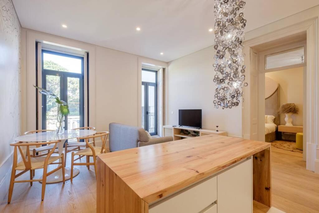 Apartment Boutique Rentals- Art & Charm W/ Balcony & Garage Porto
