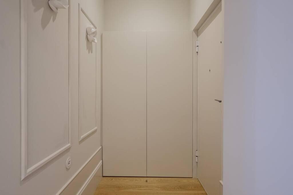Boutique Rentals- Art & Charm W/ Balcony & Garage Apartment *