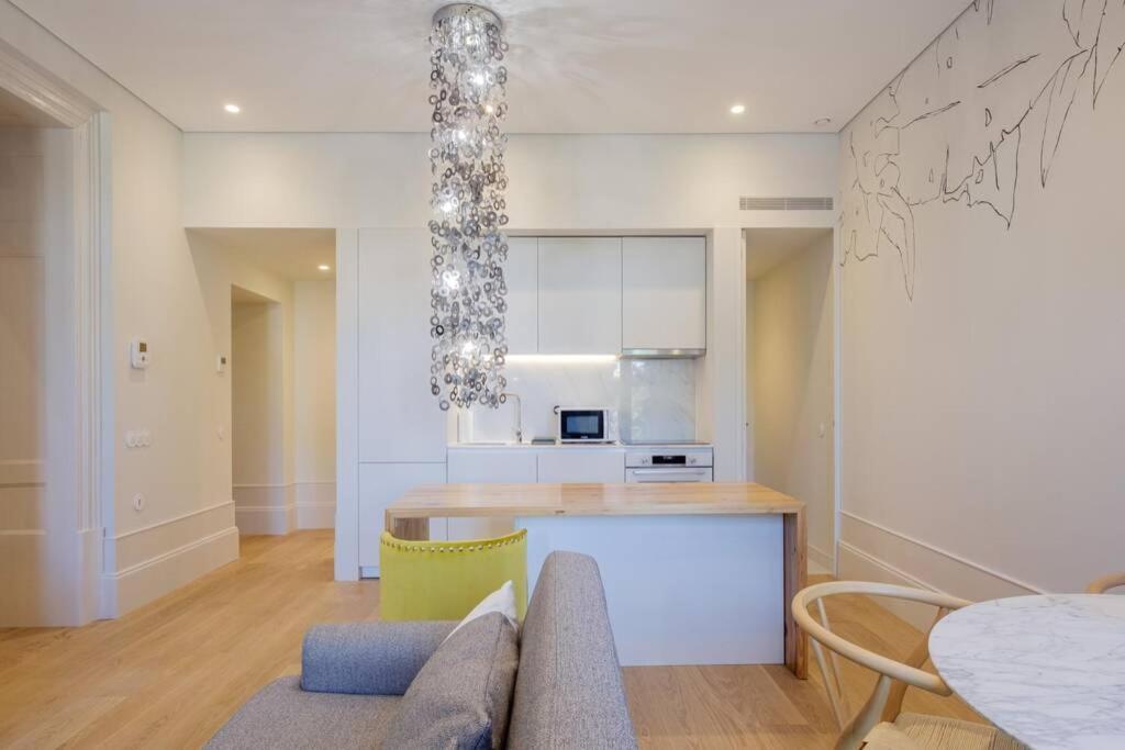 Boutique Rentals- Art & Charm W/ Balcony & Garage Apartment Porto
