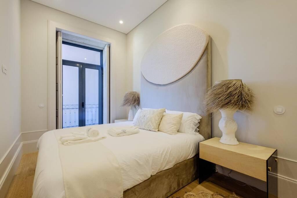 Apartment Boutique Rentals- Art & Charm W/ Balcony & Garage *