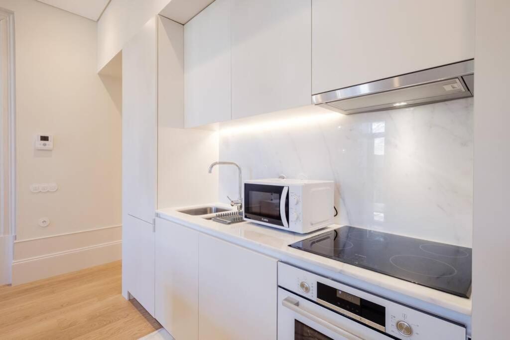 Boutique Rentals- Art & Charm W/ Balcony & Garage