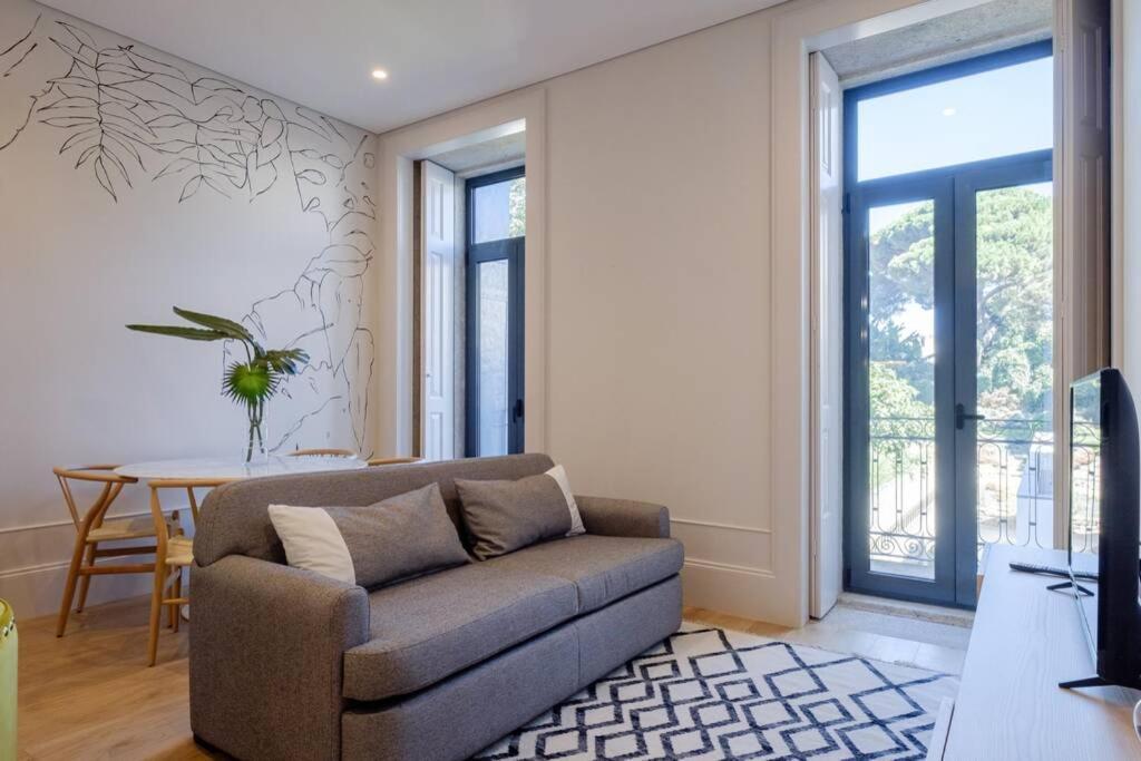 Boutique Rentals- Art & Charm W/ Balcony & Garage Apartment