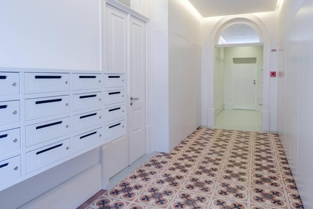 Boutique Rentals- Art & Charm W/ Balcony & Garage *