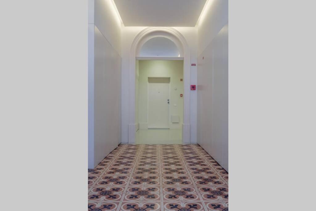Apartment Boutique Rentals- Art & Charm W/ Balcony & Garage
