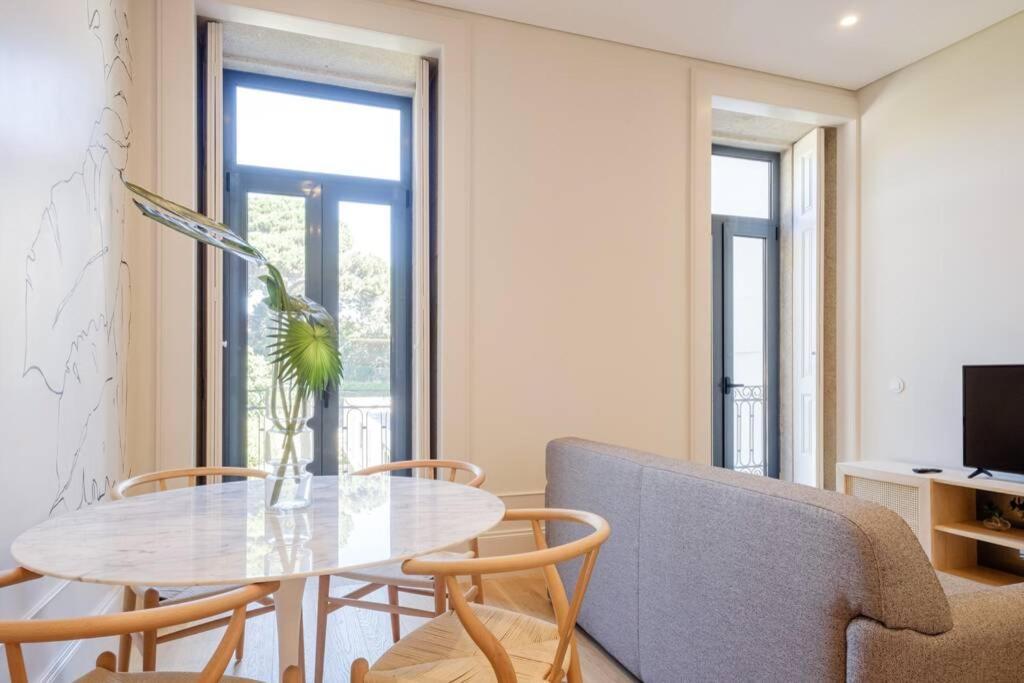 Boutique Rentals- Art & Charm W/ Balcony & Garage Apartment *