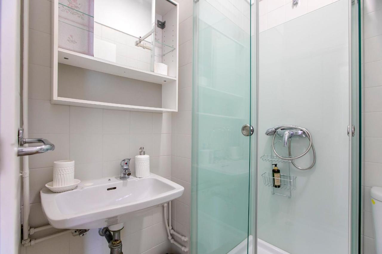 Apartment 3br With Balcony And Free Parking By Lovelystay