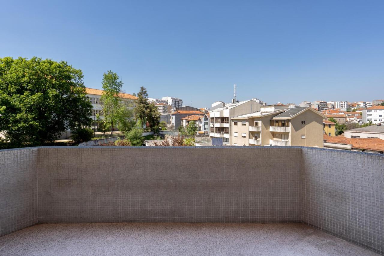 Roomy Stylish Flat With Balcony