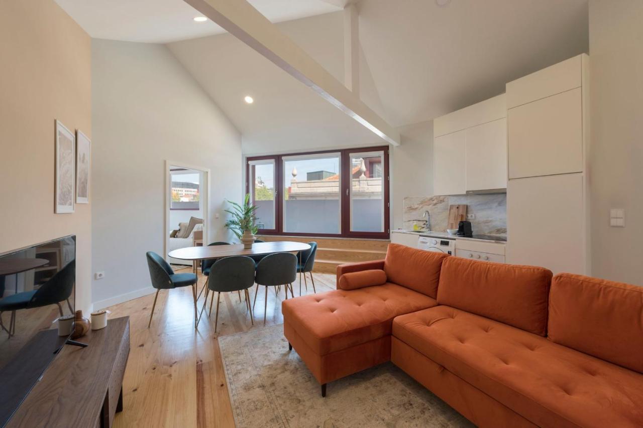 Superb Flat W/ Ac & Balcony By Lovelystay Apartment