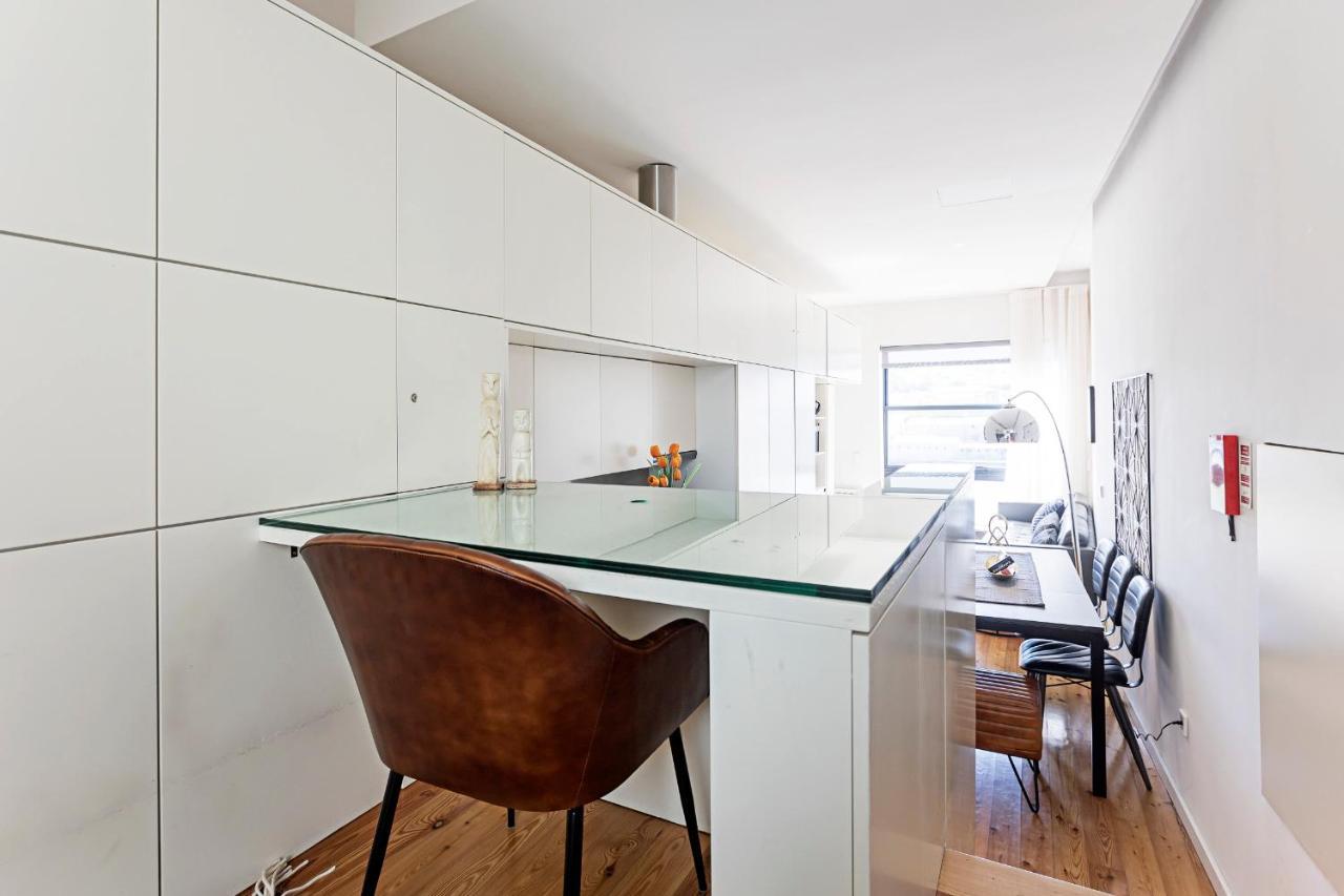 Luxurious Townhome With River View By Lovelystay