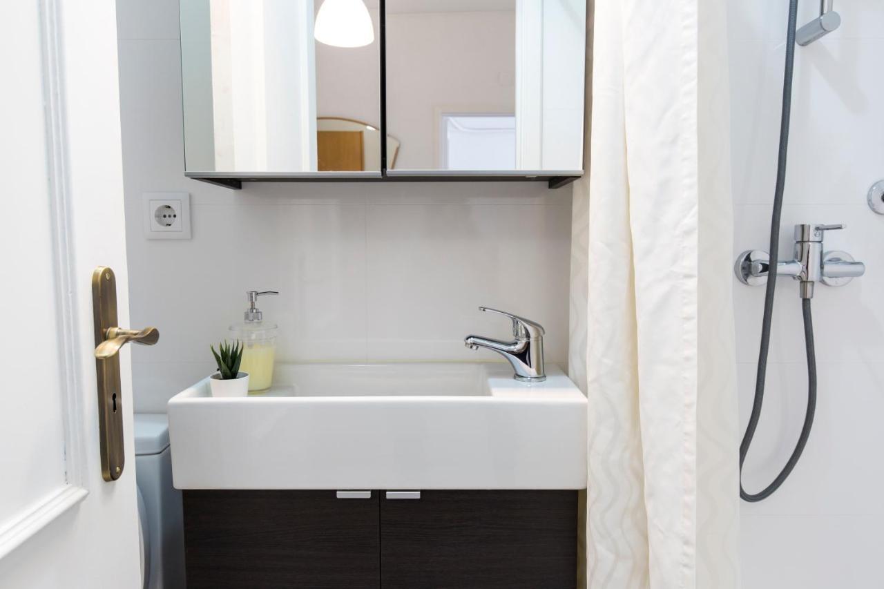 Apartment Metro Lapa House With Sunny Balcony And A/c Porto