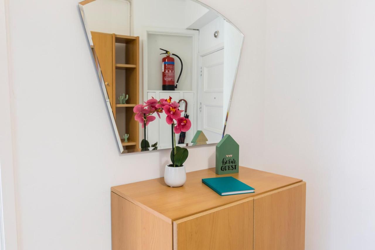 Apartment Metro Lapa House With Sunny Balcony And A/c Porto