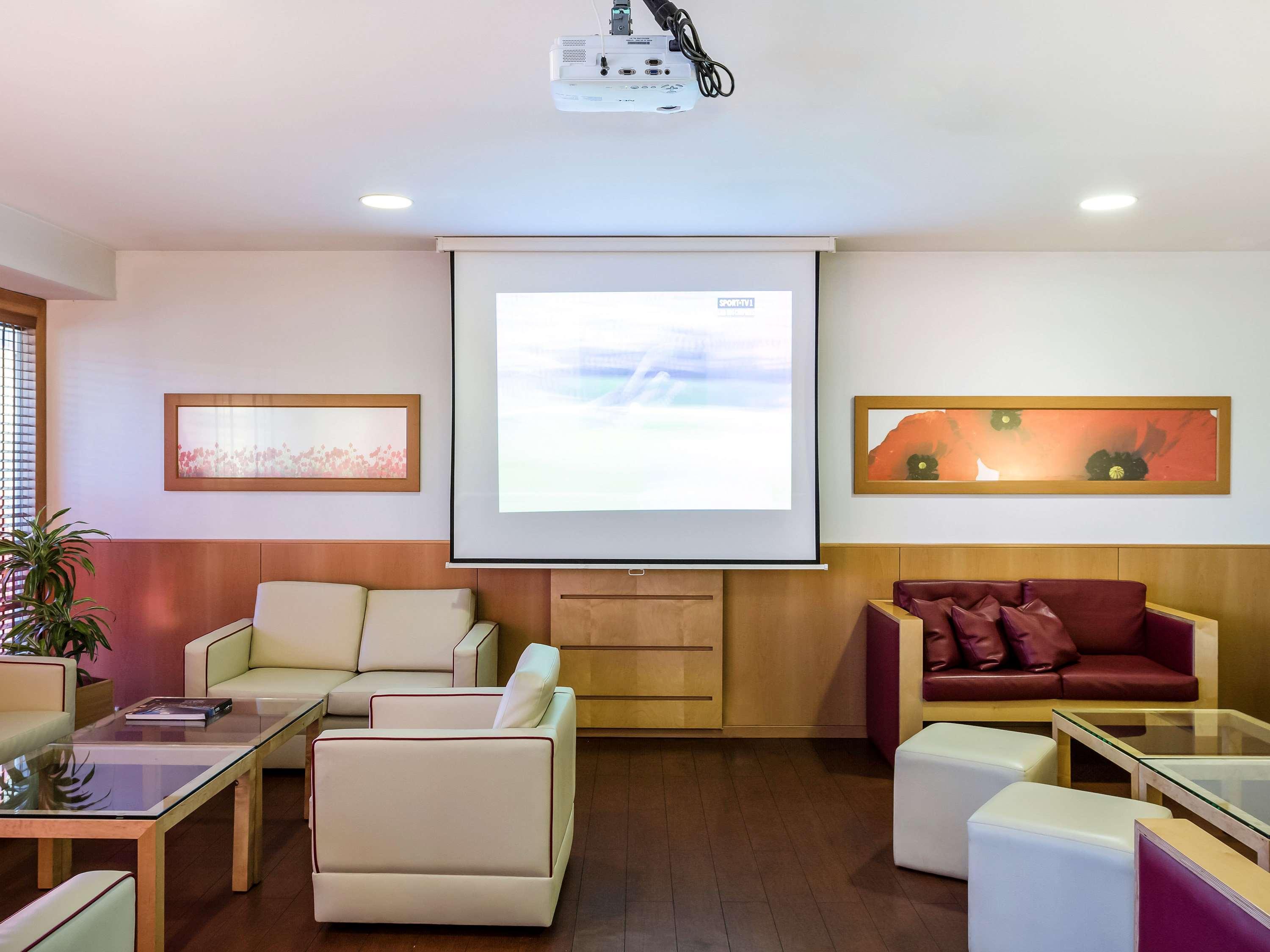 Ibis Sao Joao Hotel 2*