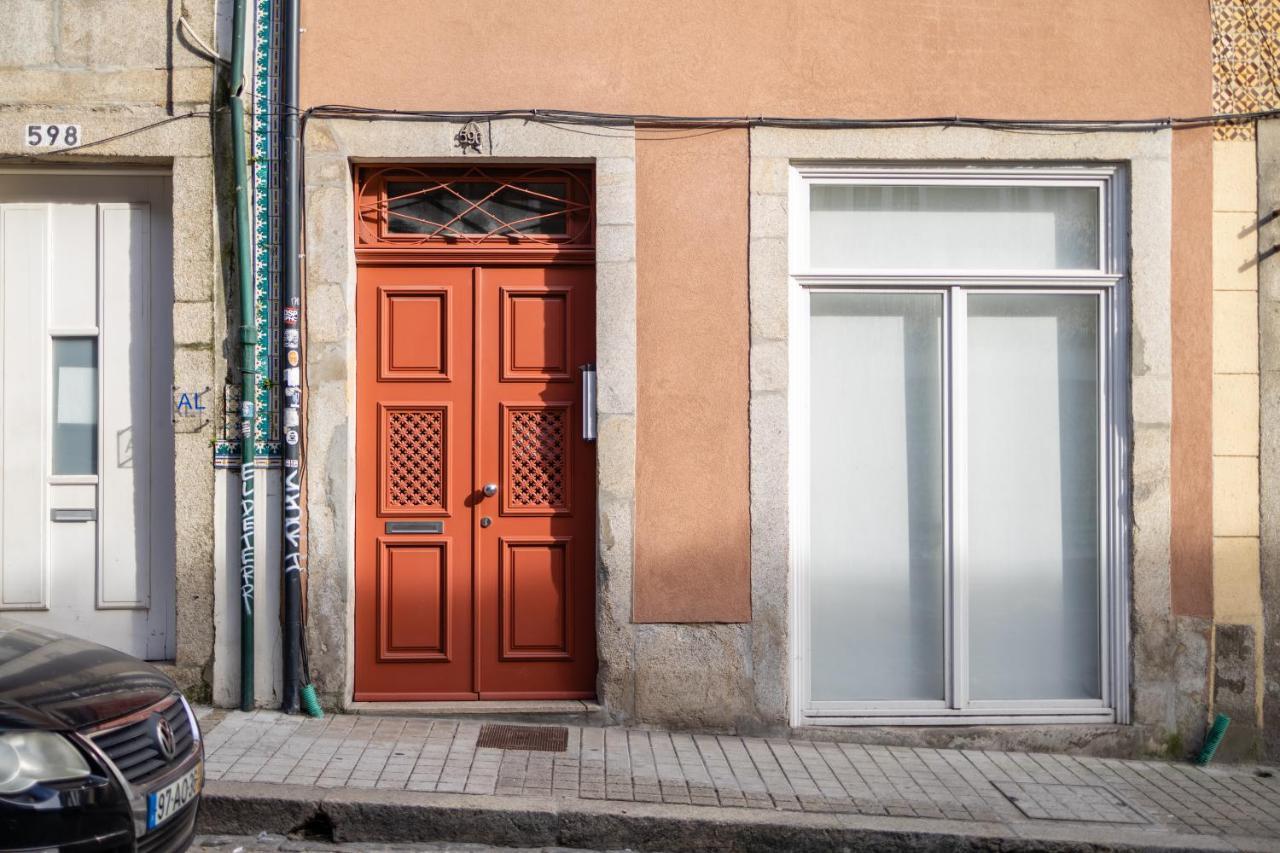 Terracotta Downtown Studio Apartment