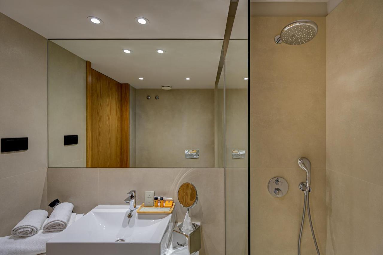 Acta The Clover Hotel