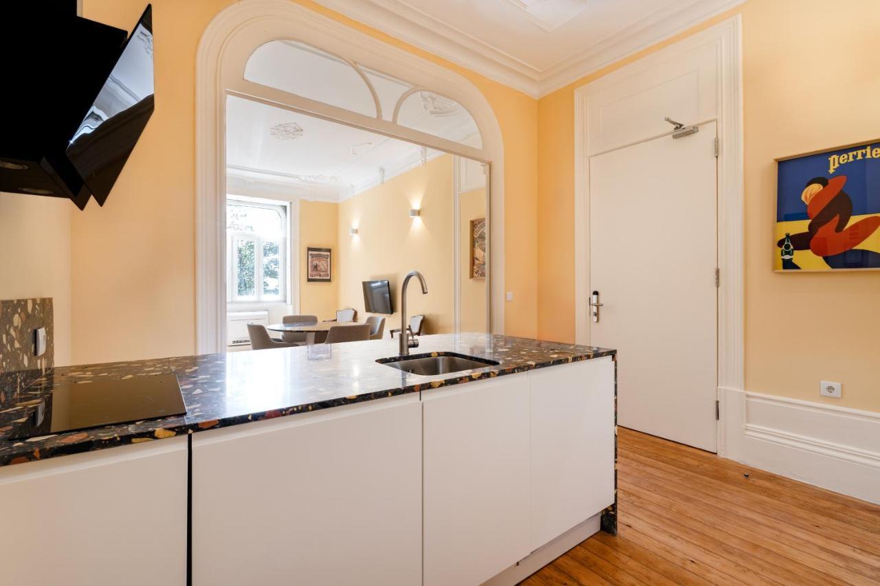 Downtown Grand Apartment