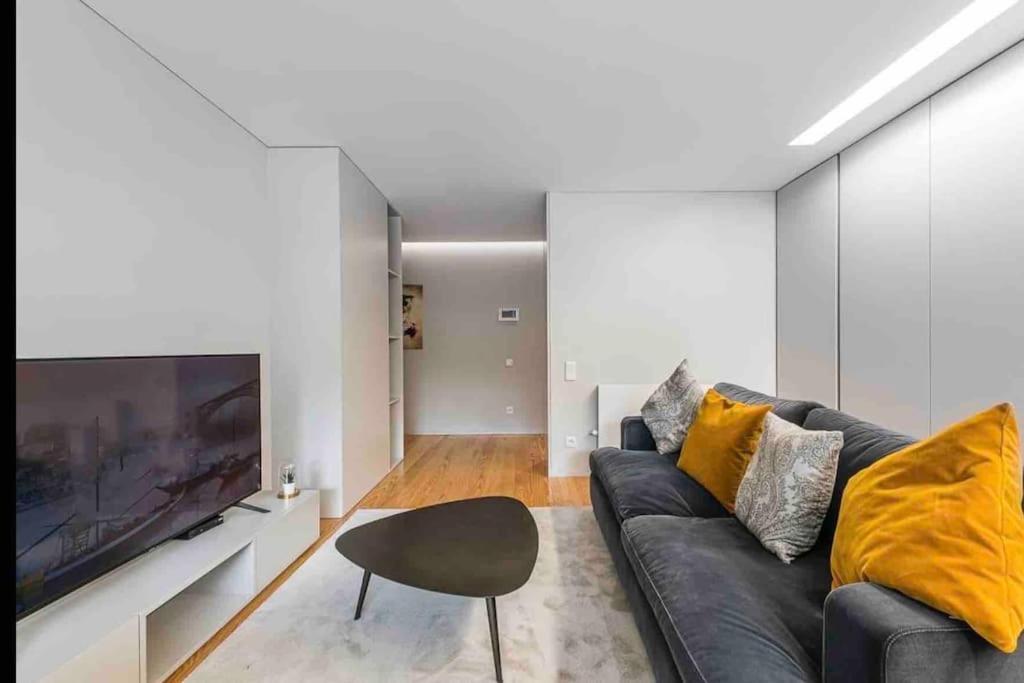Apartment New Lux 2br Flat W/free Parking - Cedofeita *