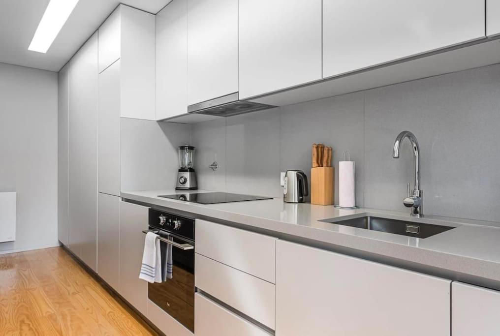 Apartment New Lux 2br Flat W/free Parking - Cedofeita *