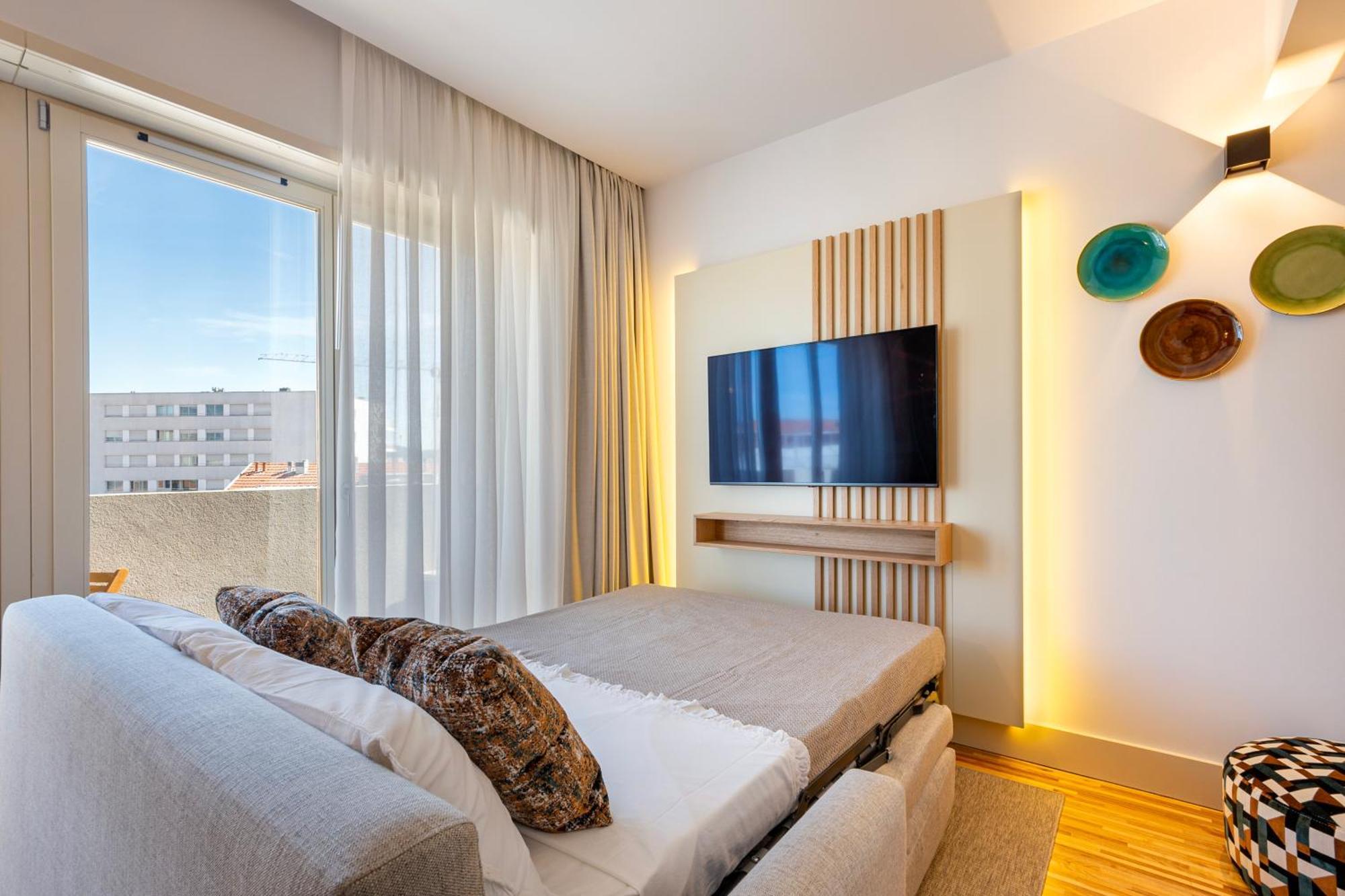 Stylish Poveiros Flat W Balcony By Lovelystay