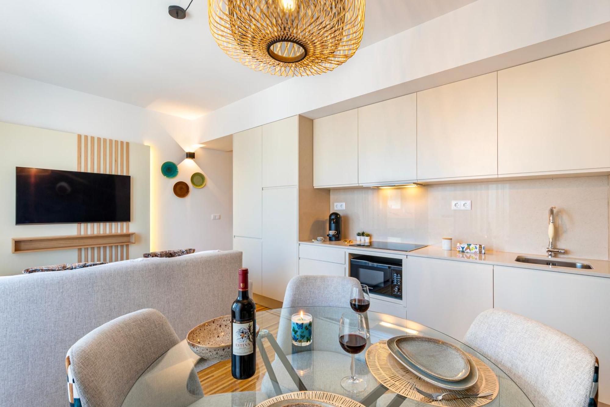 Stylish Poveiros Flat W Balcony By Lovelystay