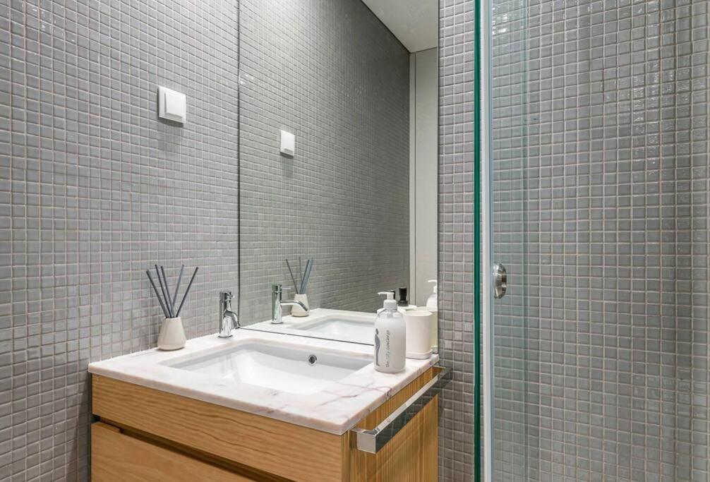 New Lux 2br Flat W/free Parking - Cedofeita * Porto