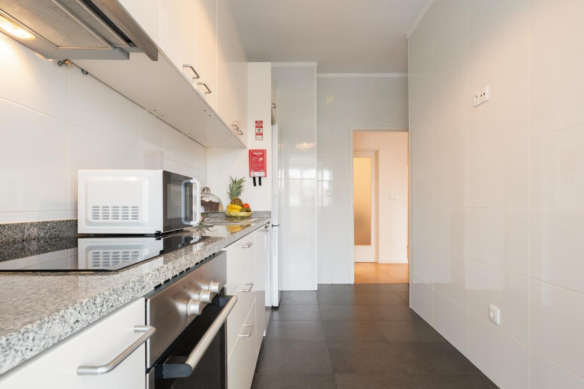 Host Wise - Spacious Modern Flat W Balcony Apartment