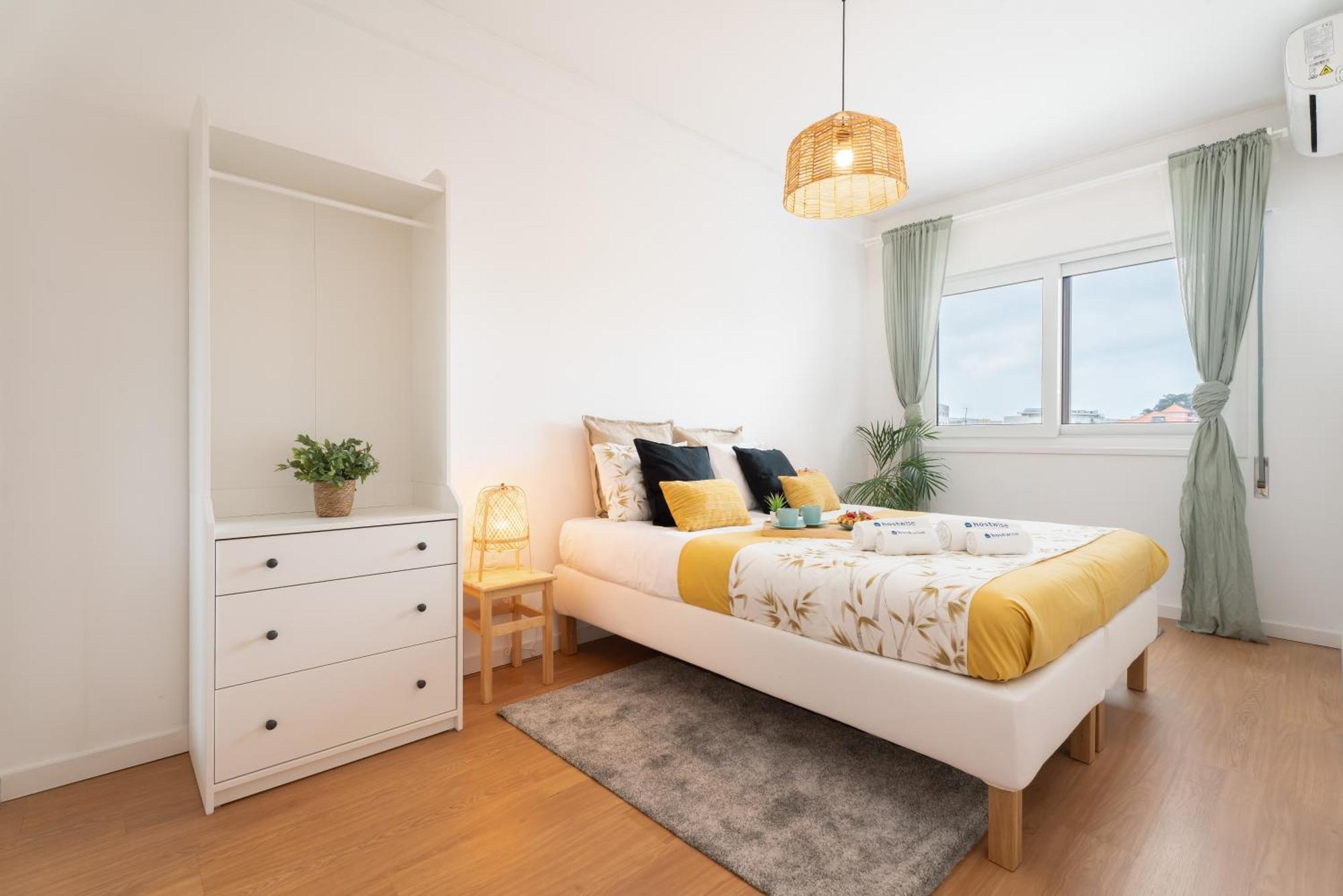 Host Wise - Spacious Modern Flat W Balcony Apartment