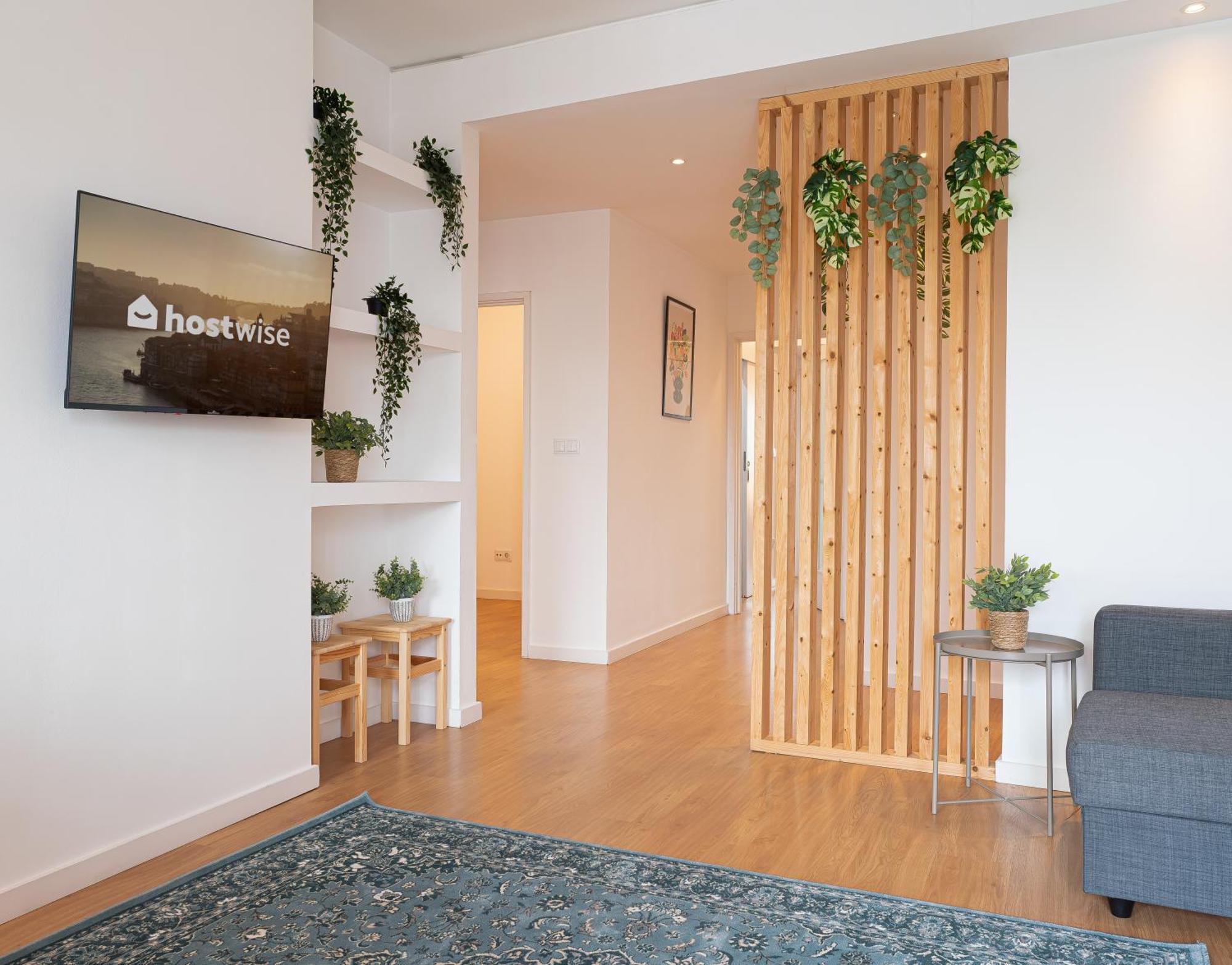 Host Wise - Spacious Modern Flat W Balcony *