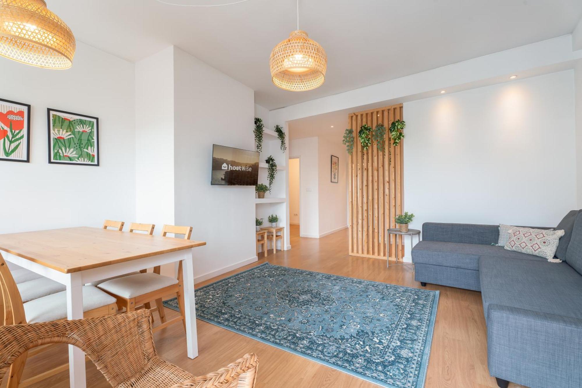 Host Wise - Spacious Modern Flat W Balcony