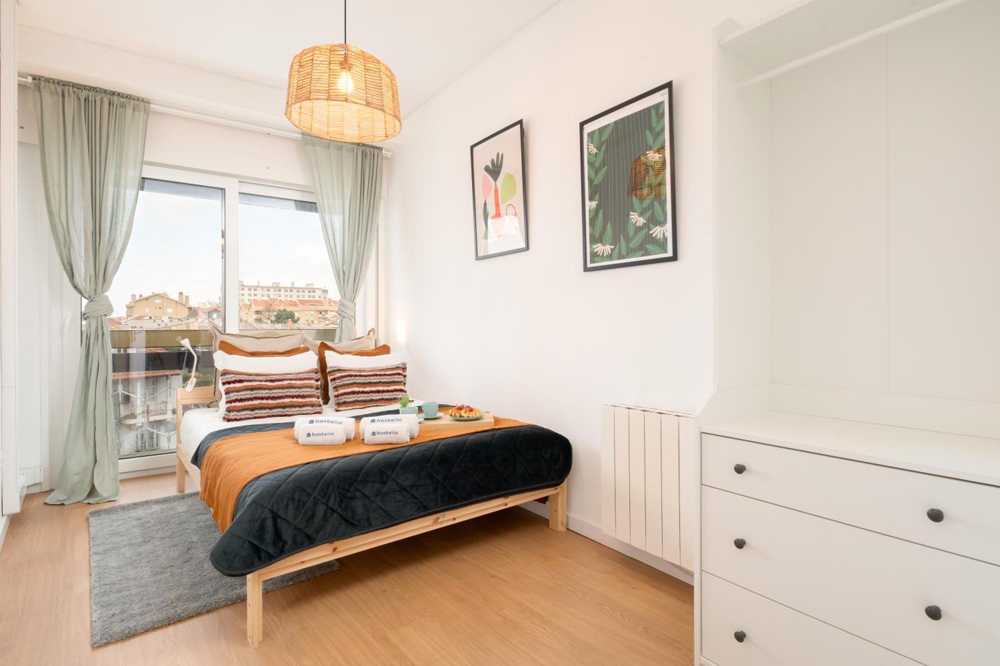 Host Wise - Spacious Modern Flat W Balcony