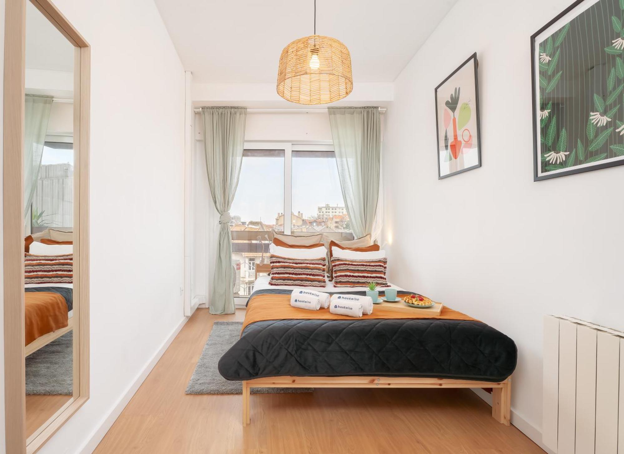 Host Wise - Spacious Modern Flat W Balcony Apartment