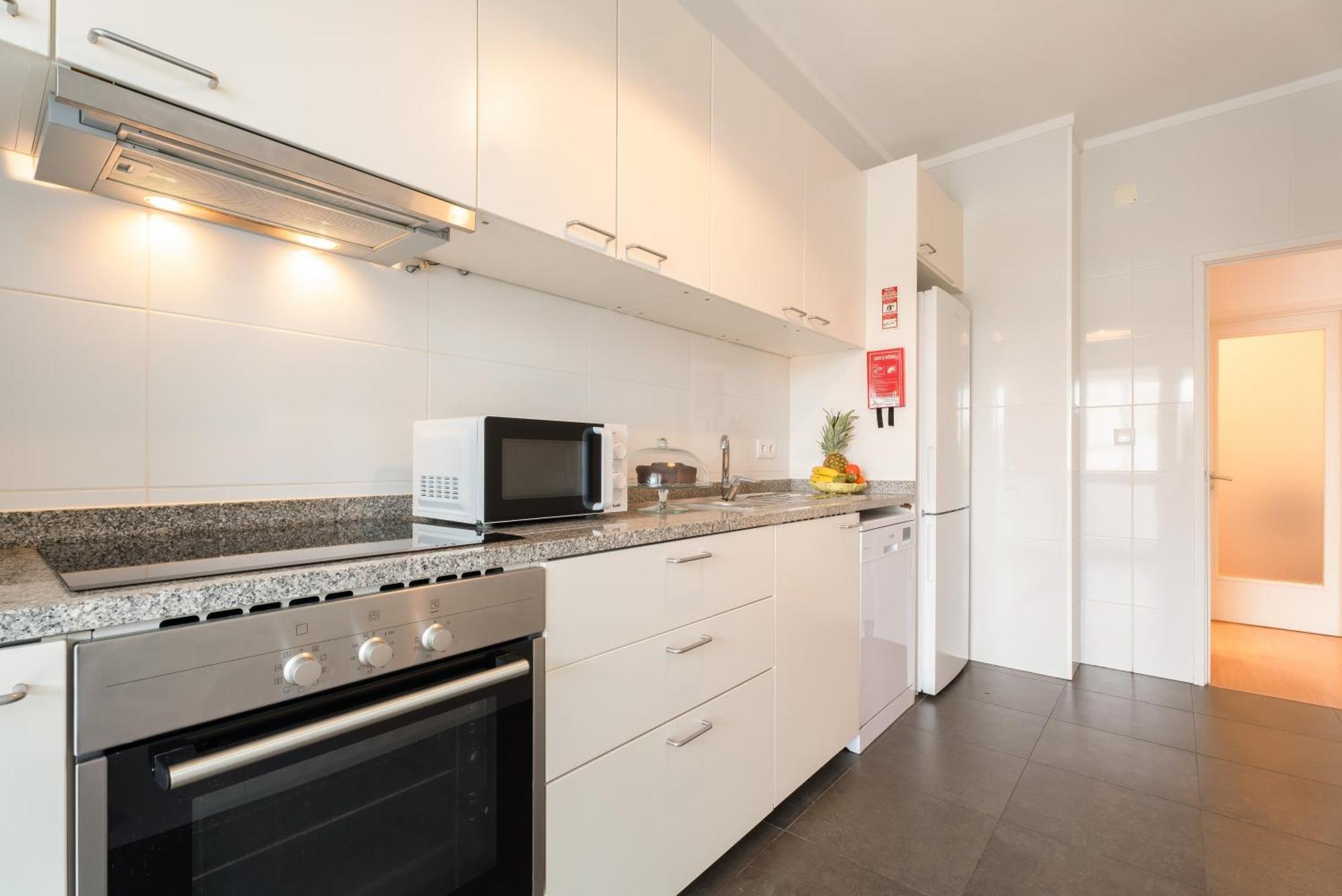 Host Wise - Spacious Modern Flat W Balcony Apartment