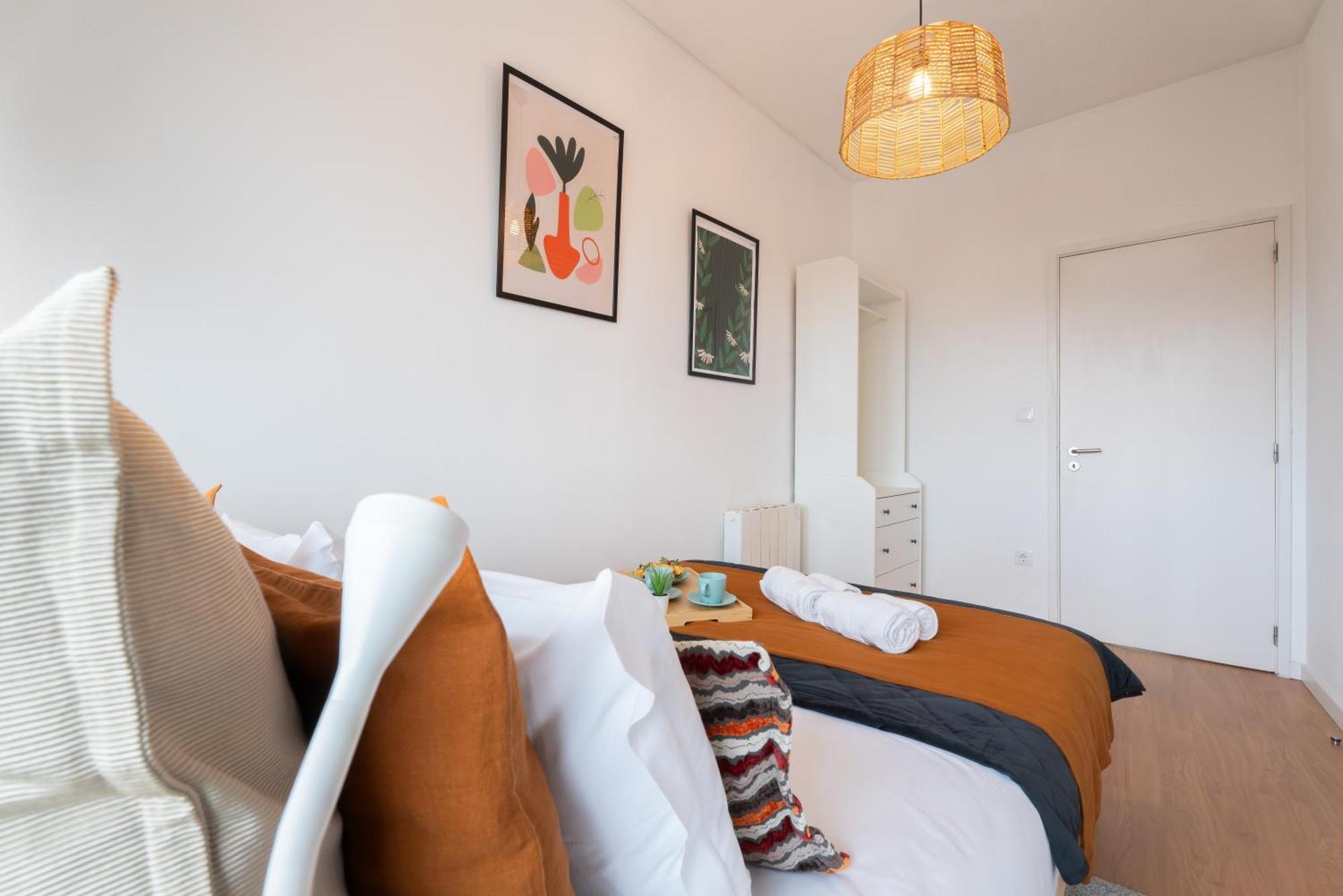 Host Wise - Spacious Modern Flat W Balcony