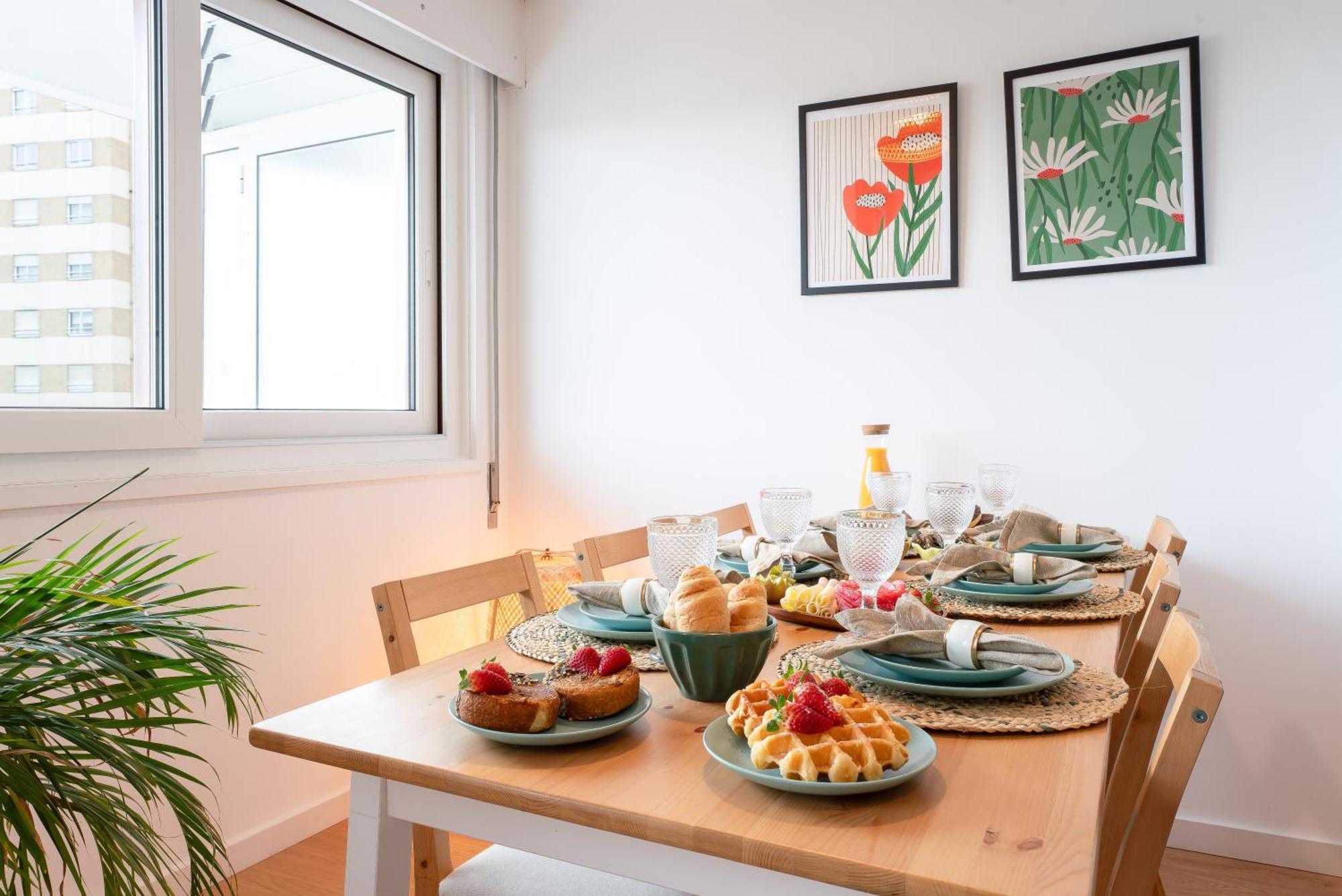 Host Wise - Spacious Modern Flat W Balcony Apartment