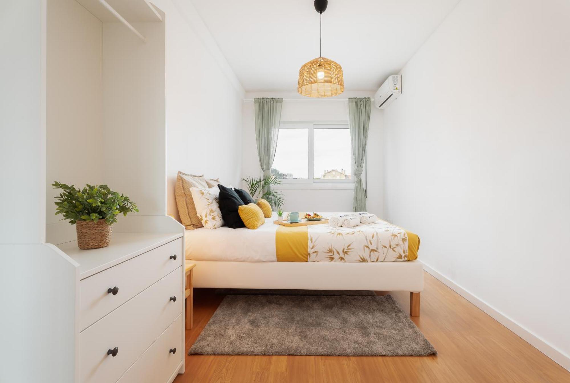 Apartment Host Wise - Spacious Modern Flat W Balcony Porto