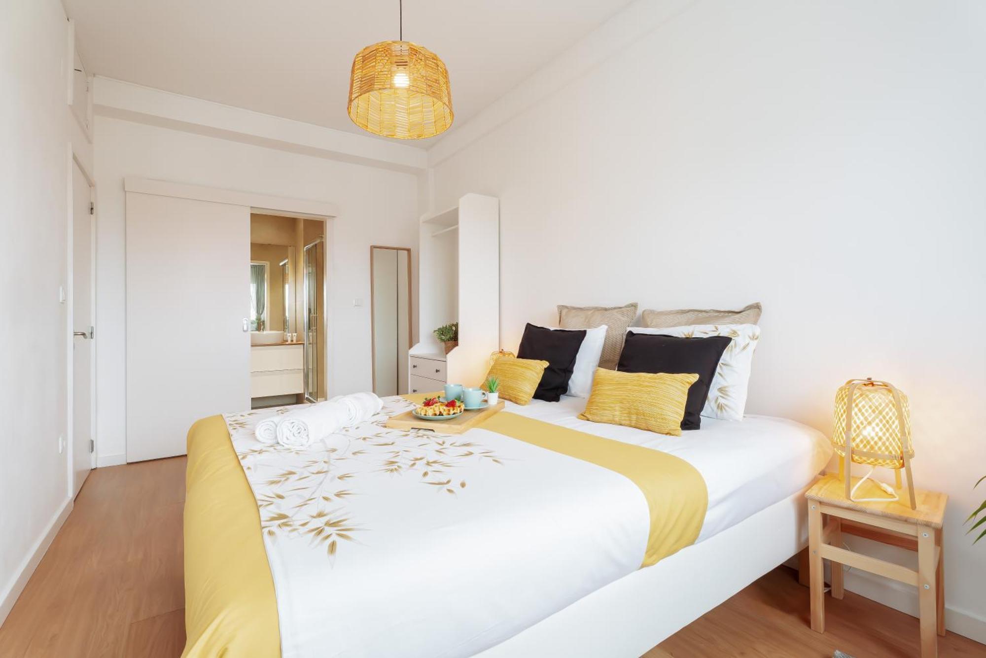 Host Wise - Spacious Modern Flat W Balcony *