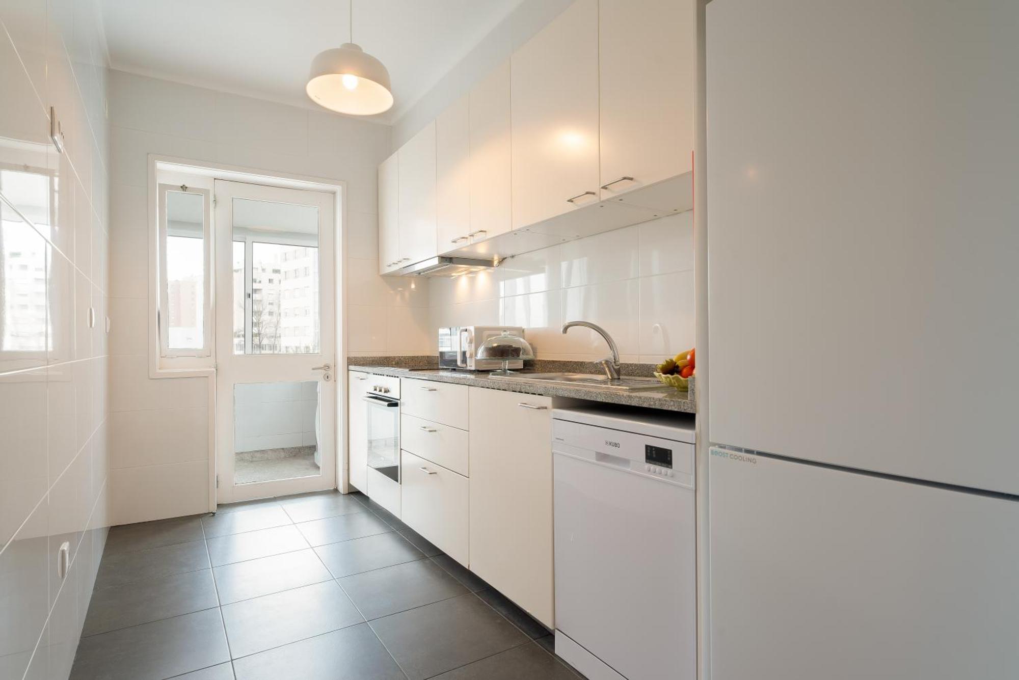 Host Wise - Spacious Modern Flat W Balcony *