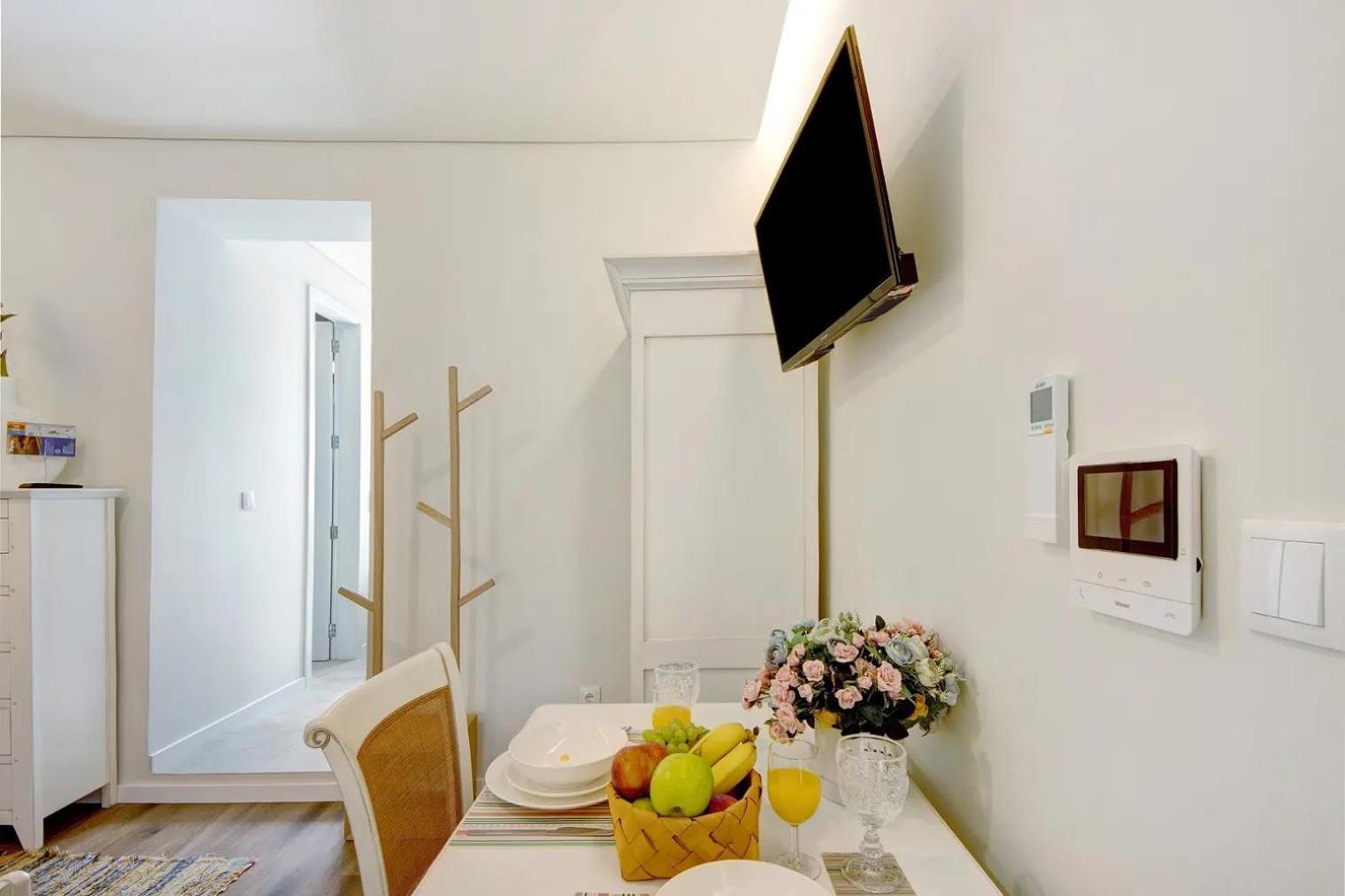 - - 8 Apartment *