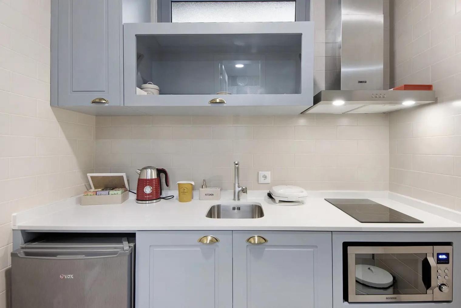 - - 6 Apartment *
