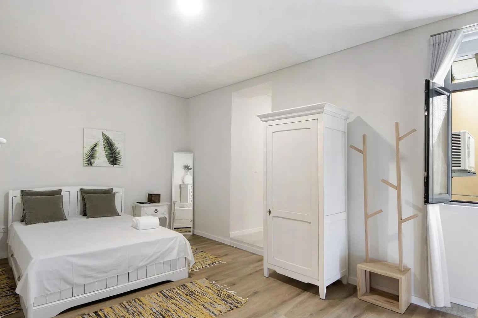 - - 6 Apartment