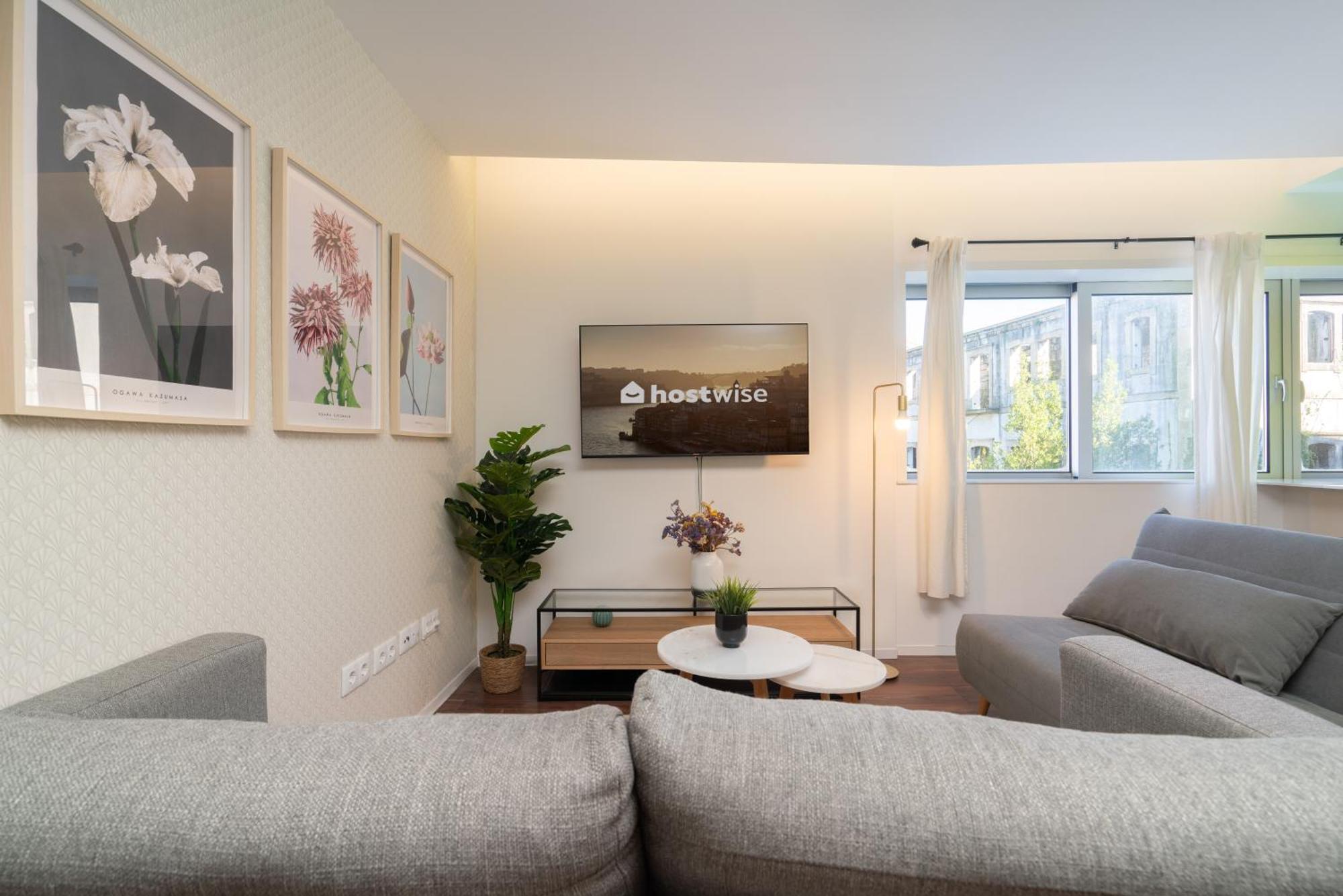 Host Wise - Restful Minimalist Flat - Balcony Apartment *