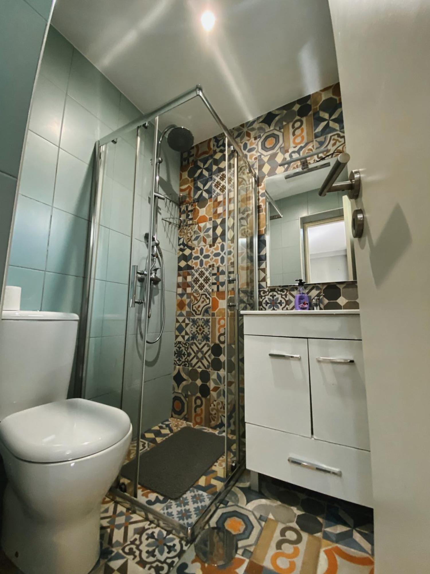 En-suite Bedroom And Garage In Center