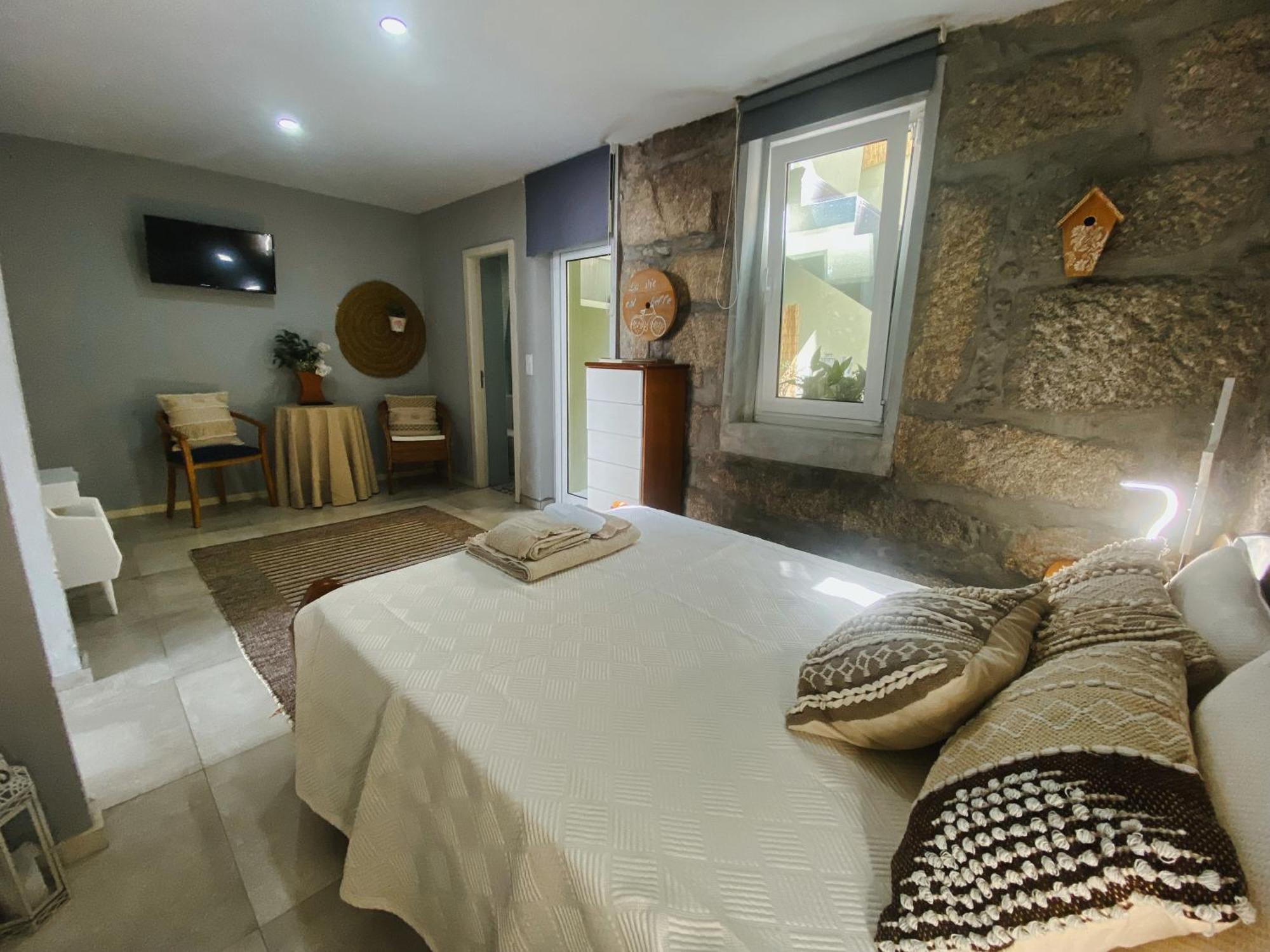 Casa de hóspedes En-suite Bedroom And Garage In Center