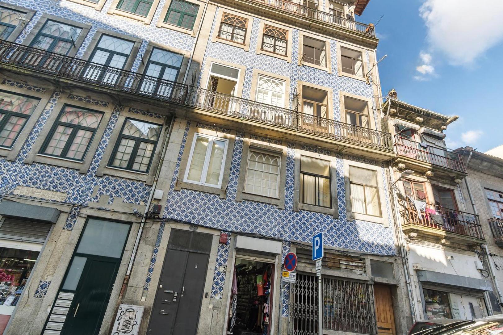 Vintage Vibes Near Porto's Old Town *