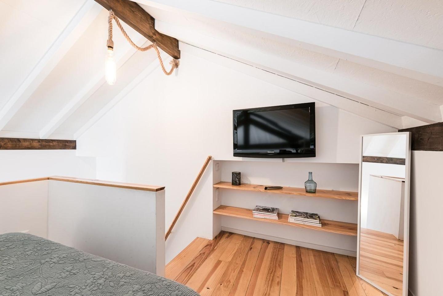 Gasthof Guestready - High-ceiling Urban Retreat In *