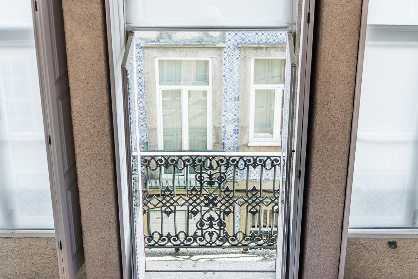Guestready - High-ceiling Urban Retreat In *