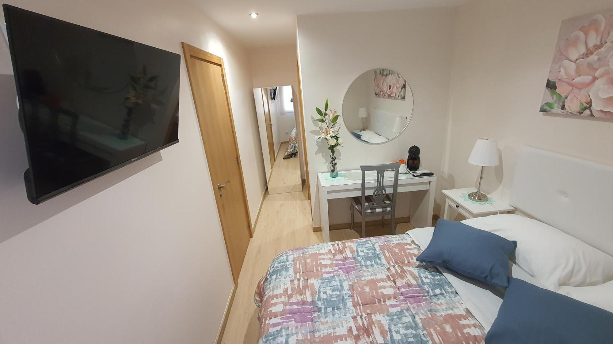 Gasthof Bedroom With Private Bathroom In The Center, Next To The Subway