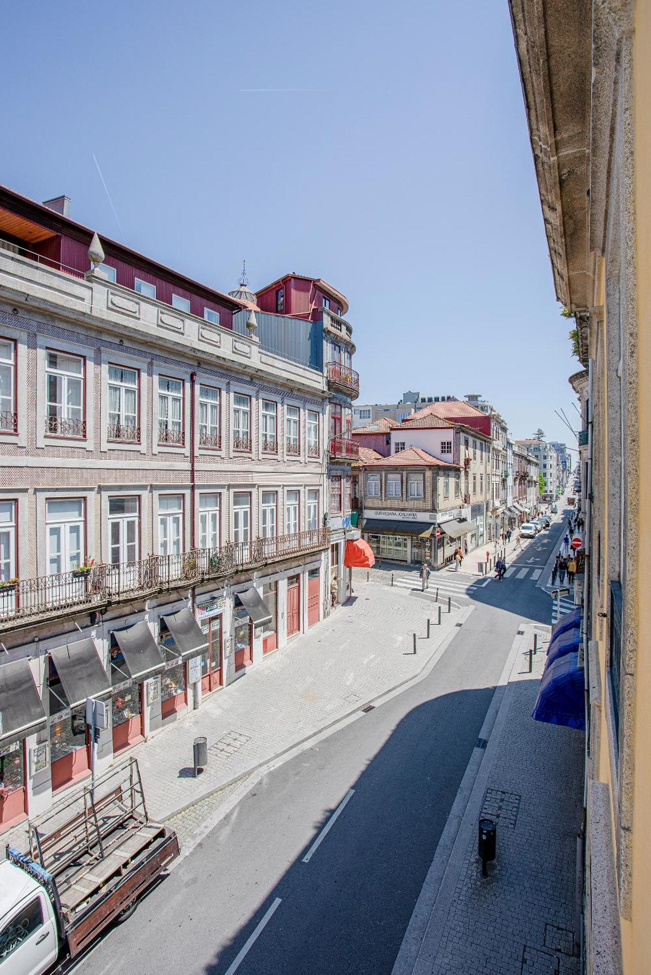 Liiiving In - Aliados Stone Porto