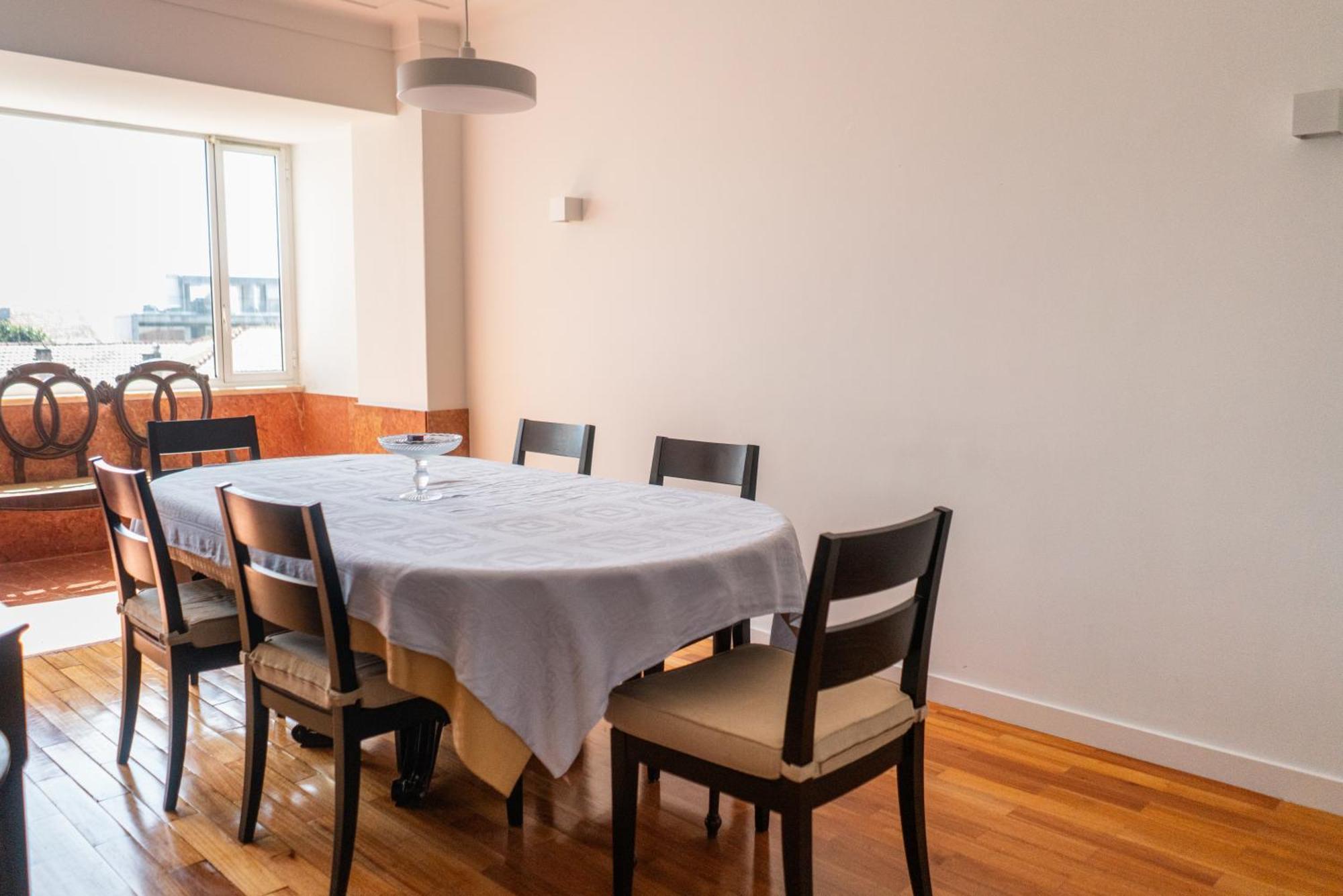 Spacious, Luxurious, And Charming In Premium Location With Parking Apartment *