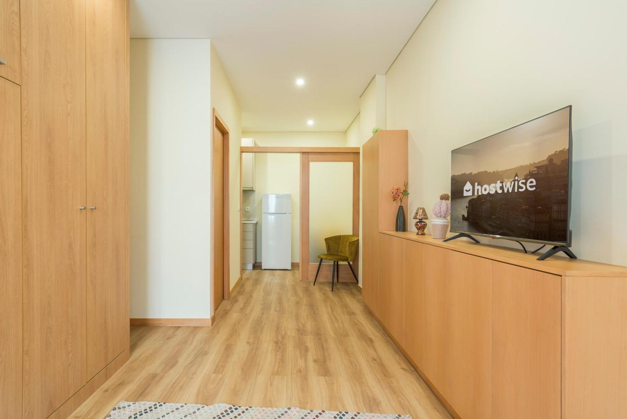 Host Wise - Urban Escape Apartment