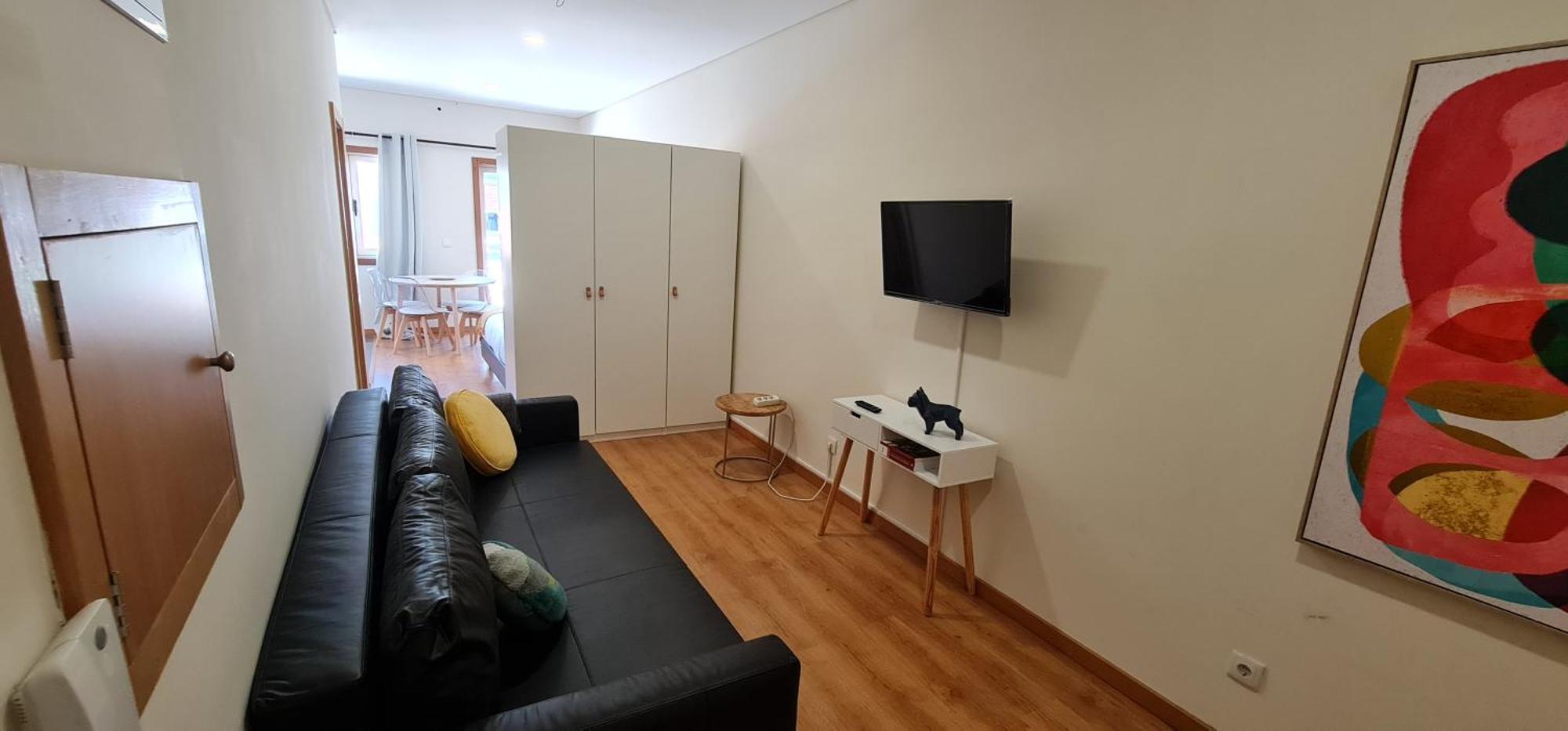 Tomas Flat Front Apartment